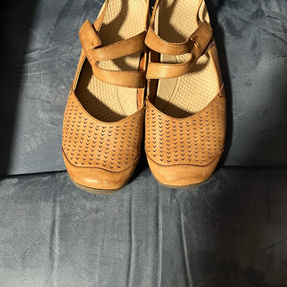 Women’s BareTrap Close Toed Sandals Size 9.5